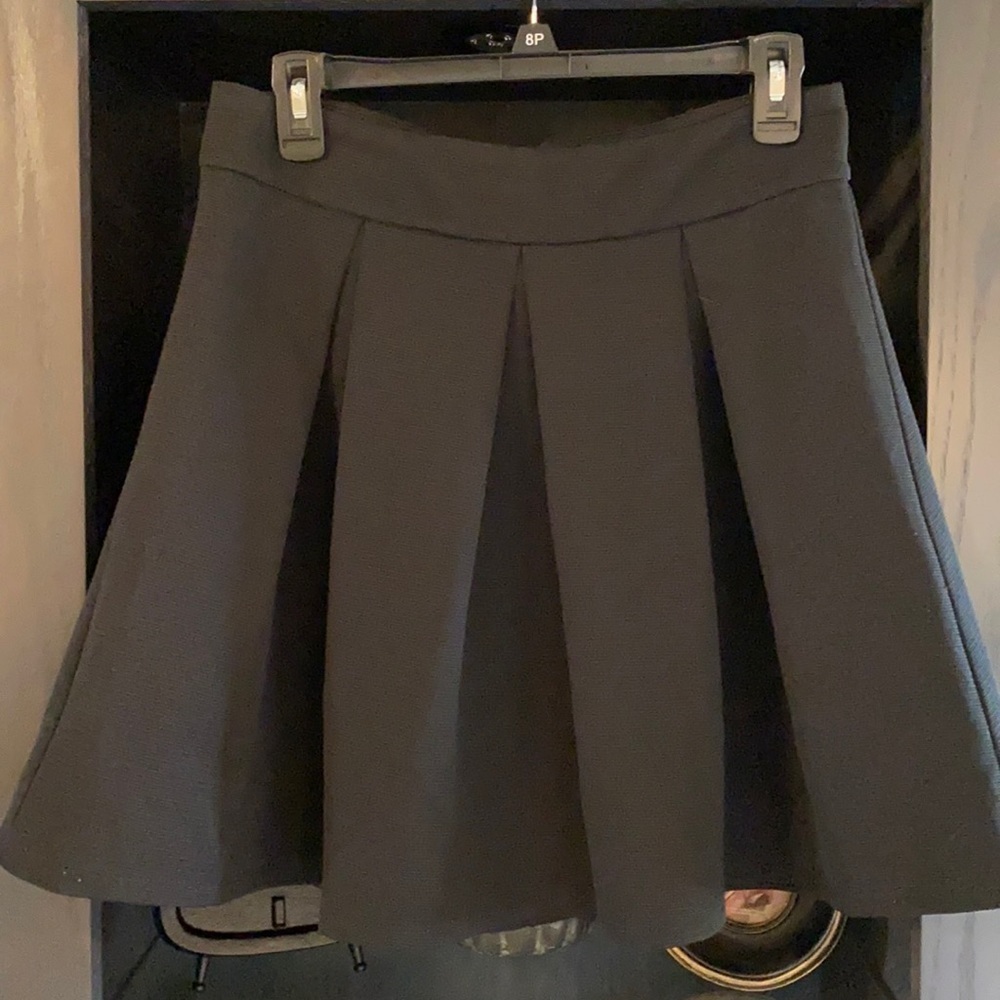 THE LIMITED Black Pleated Mini Skirt Gold Zipper Size 6